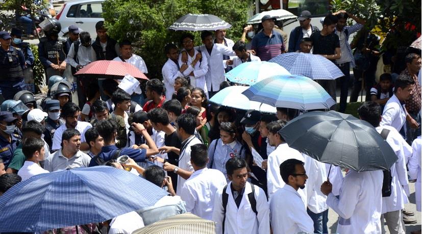 डा. केसीको पक्षमा काठमाडौंमा प्रर्दशन, अनिश्चितकालिन हड्ताल गर्ने डाक्टरहरुको चेतावनी